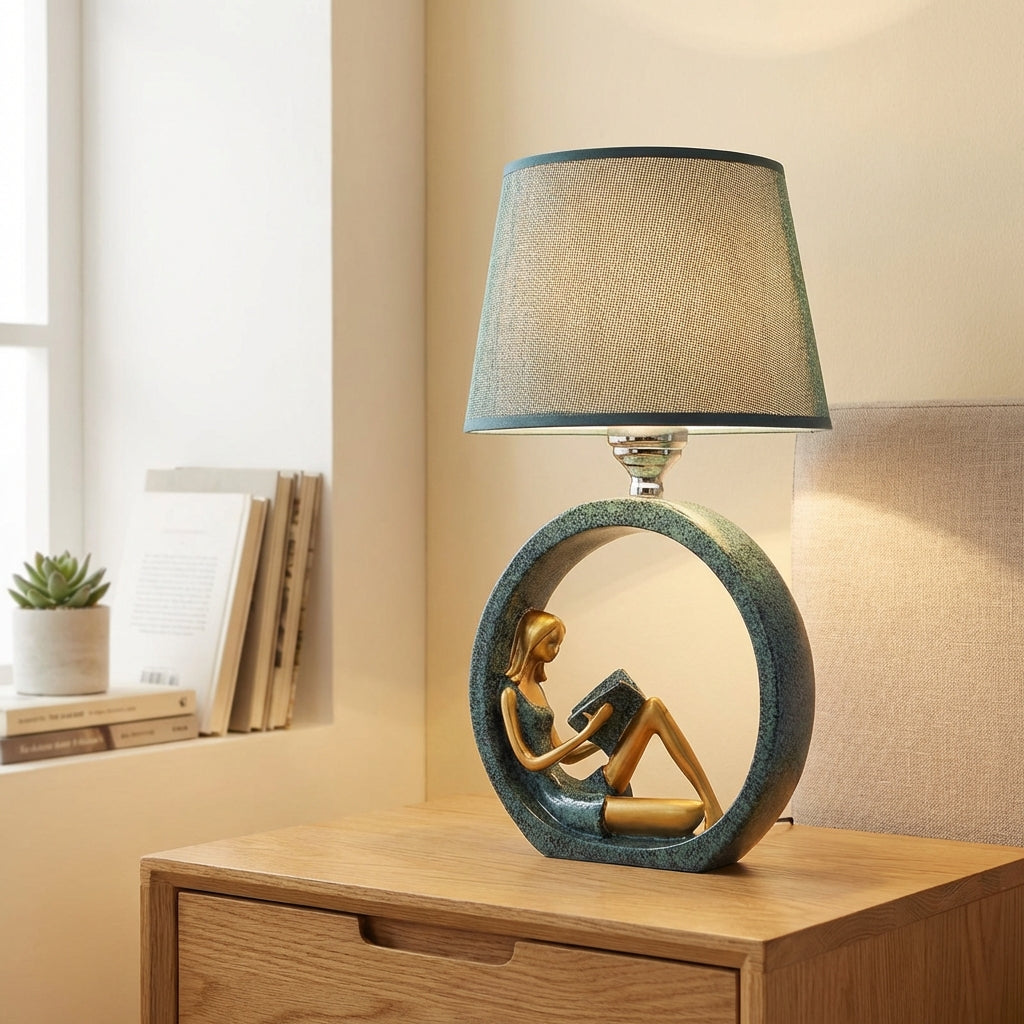 Stolní lampa s tvarovanou základnou a měkkým teplým světlem – umělecký design do obývacích pokojů 1