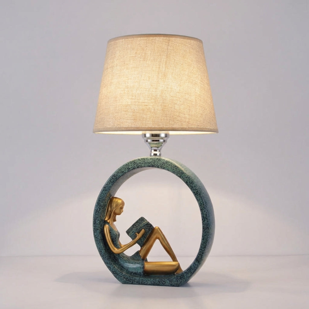 Stolní lampa s tvarovanou základnou a měkkým teplým světlem – umělecký design do obývacích pokojů 2
