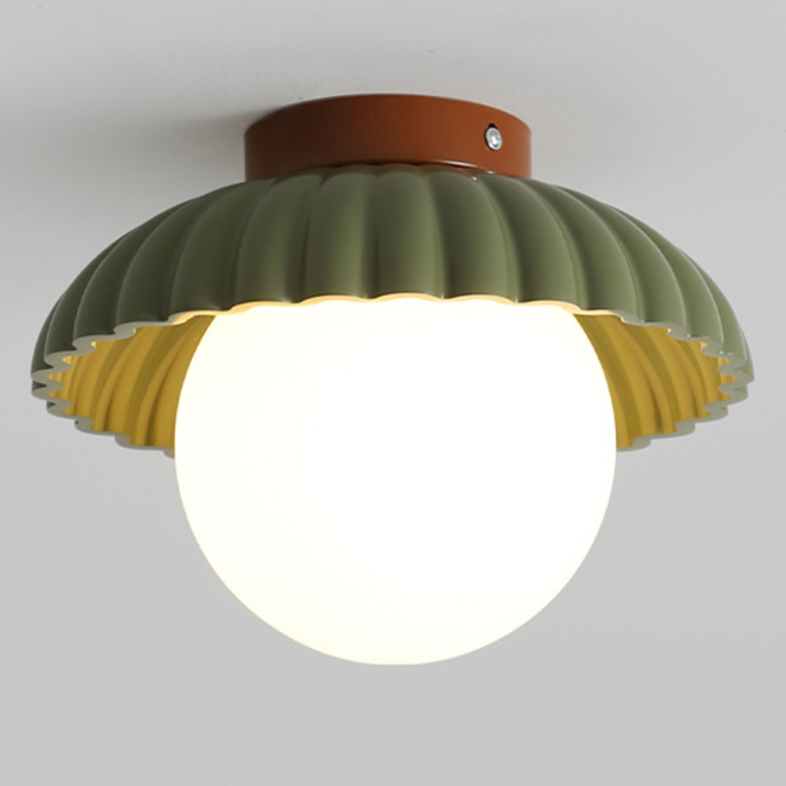 Stropní lampa s matným stínidlem poskytuje teplé osvětlení v hale 2