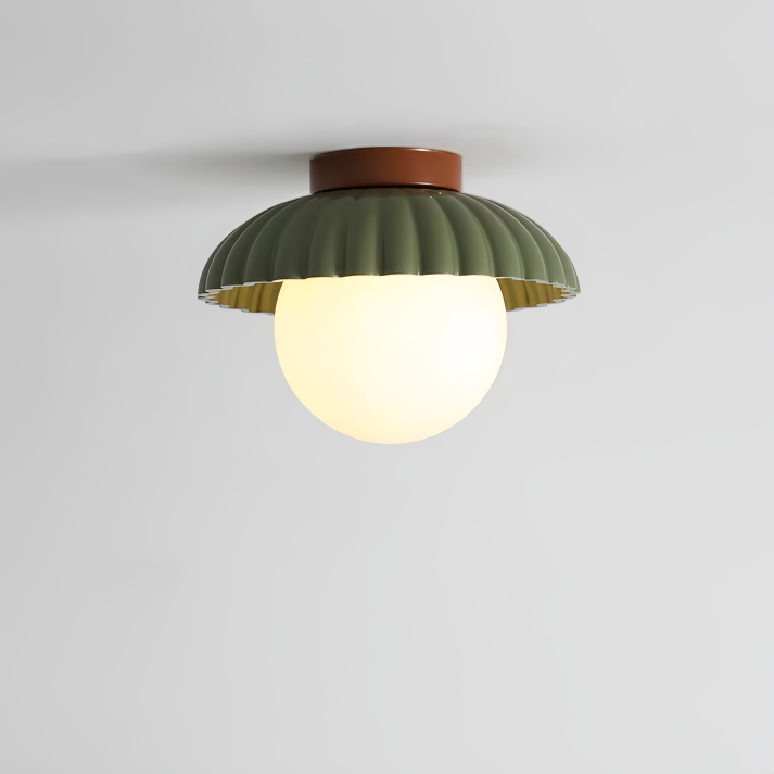 Stropní lampa s matným stínidlem poskytuje teplé osvětlení v hale 3