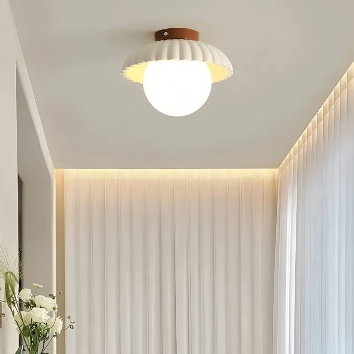 Stropní lampa s matným stínidlem poskytuje teplé osvětlení v hale 7