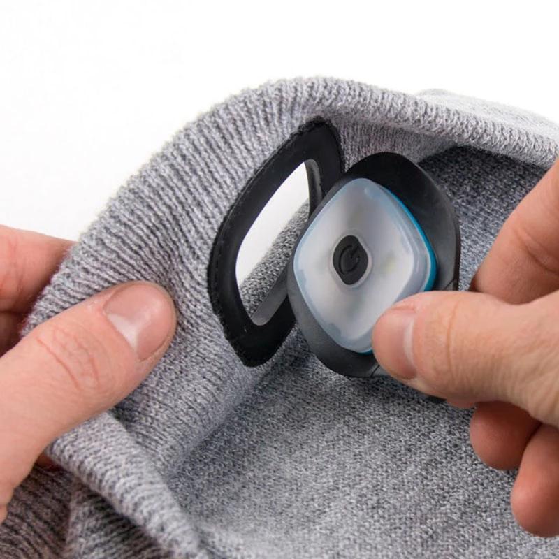 Teplá pletená čepice s dobíjecí LED diodou a 3 úrovněmi jasu - unisex v různých barvách 3