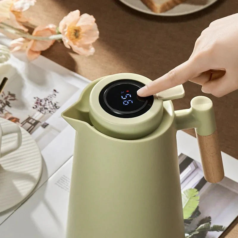 Termokonvice na kávu s digitálním displejem teploty, dřevěnou rukojetí a kompaktn 2