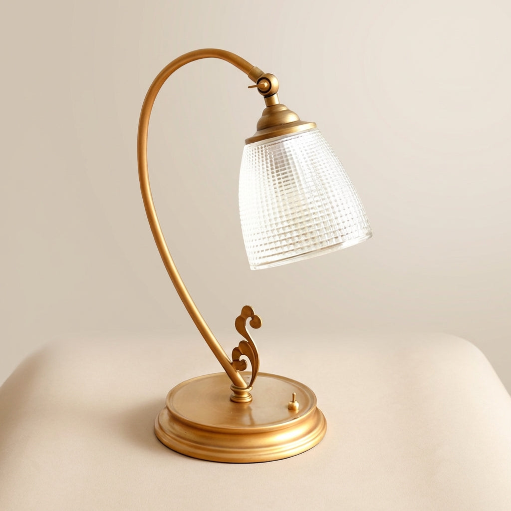 Vintage stolní lampa se zaobleným designem a kovovou povrchovou úpravou – zlatá lampa do obývacích pokojů a kanceláří 1