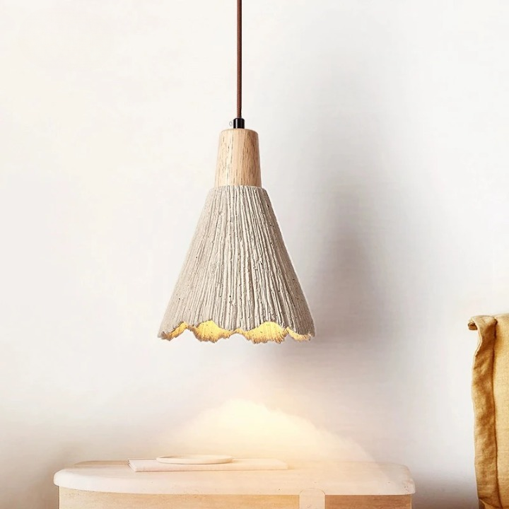 Závěsná lampa s LED osvětlením a wabi-sabi designem v krémovém cementovém proveden 1