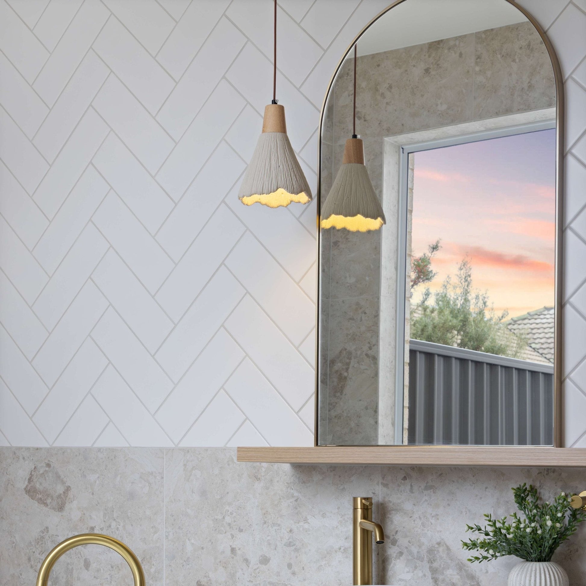 Závěsná lampa s LED osvětlením a wabi-sabi designem v krémovém cementovém proveden 2