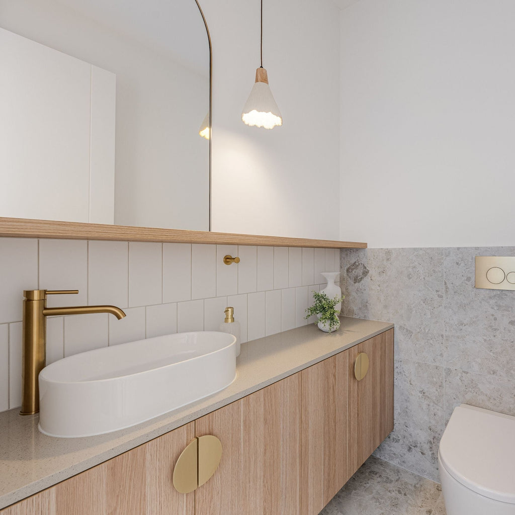 Závěsná lampa s LED osvětlením a wabi-sabi designem v krémovém cementovém proveden 4