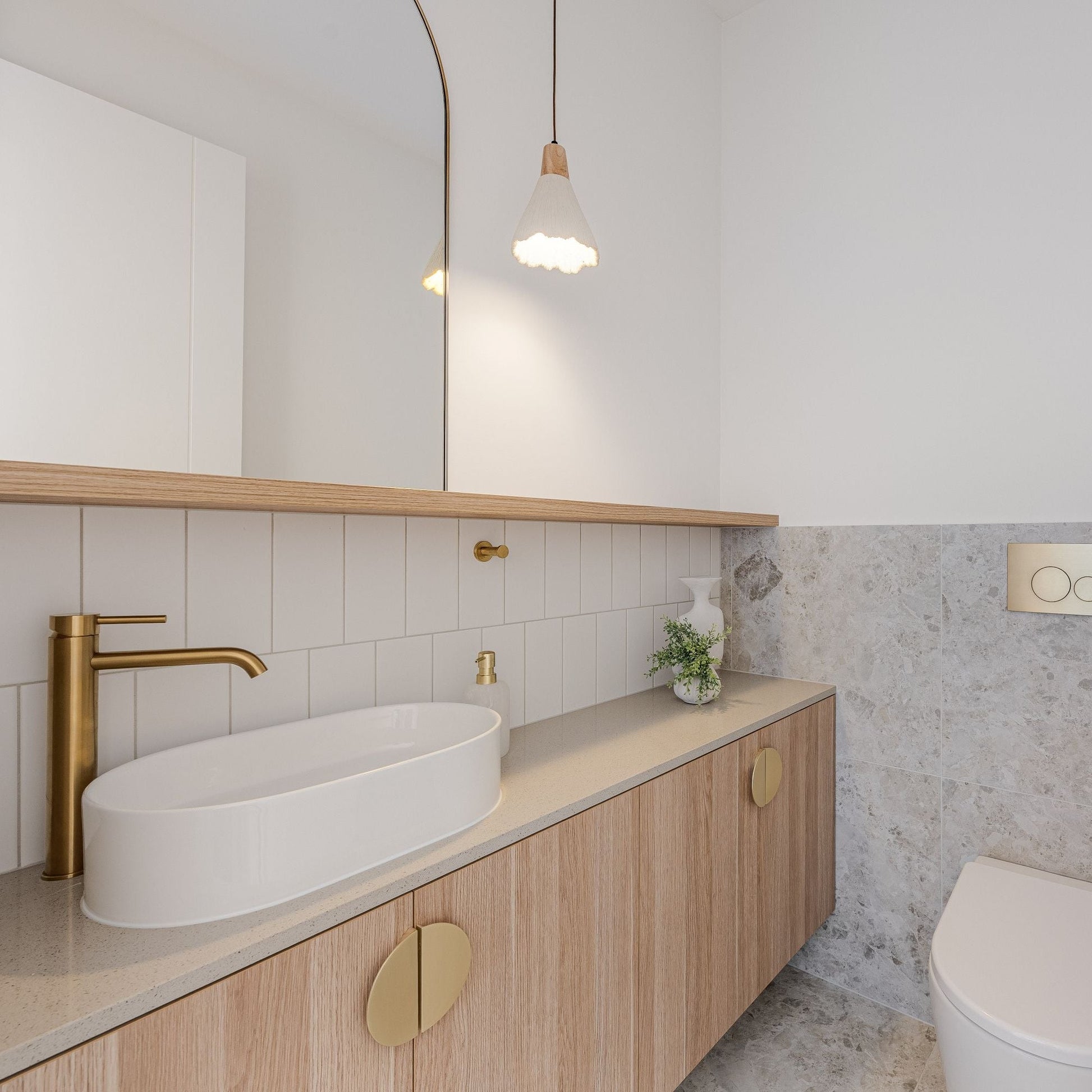 Závěsná lampa s LED osvětlením a wabi-sabi designem v krémovém cementovém proveden 4