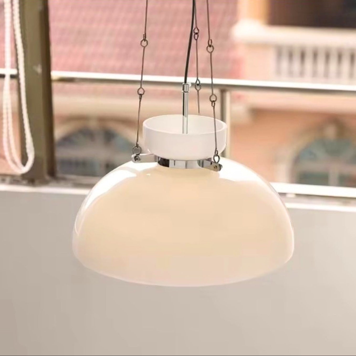 Závěsná lampa se skleněným stínidlem a kovovými akcenty, ideální pro moderní inter 1
