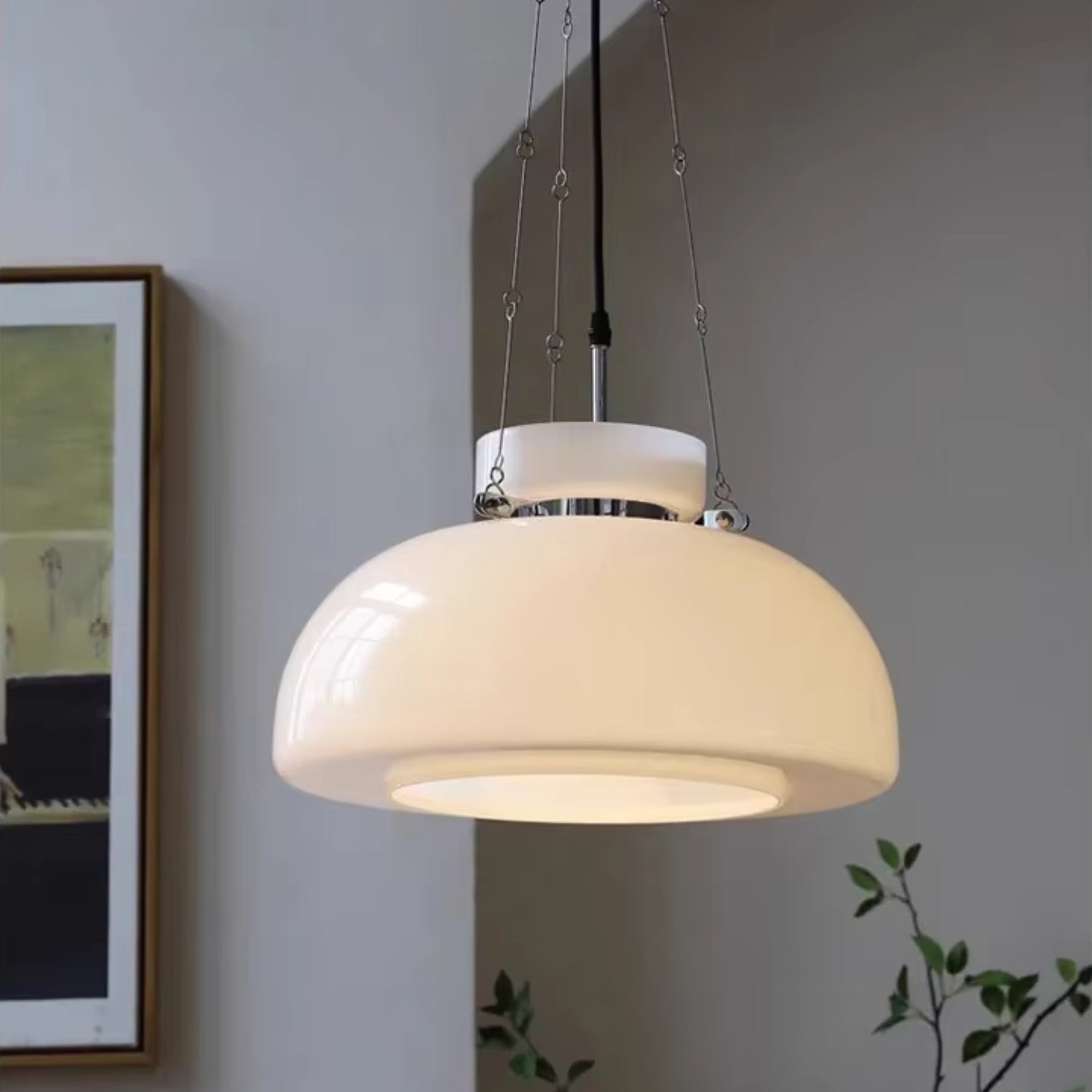 Závěsná lampa se skleněným stínidlem a kovovými akcenty, ideální pro moderní inter 2
