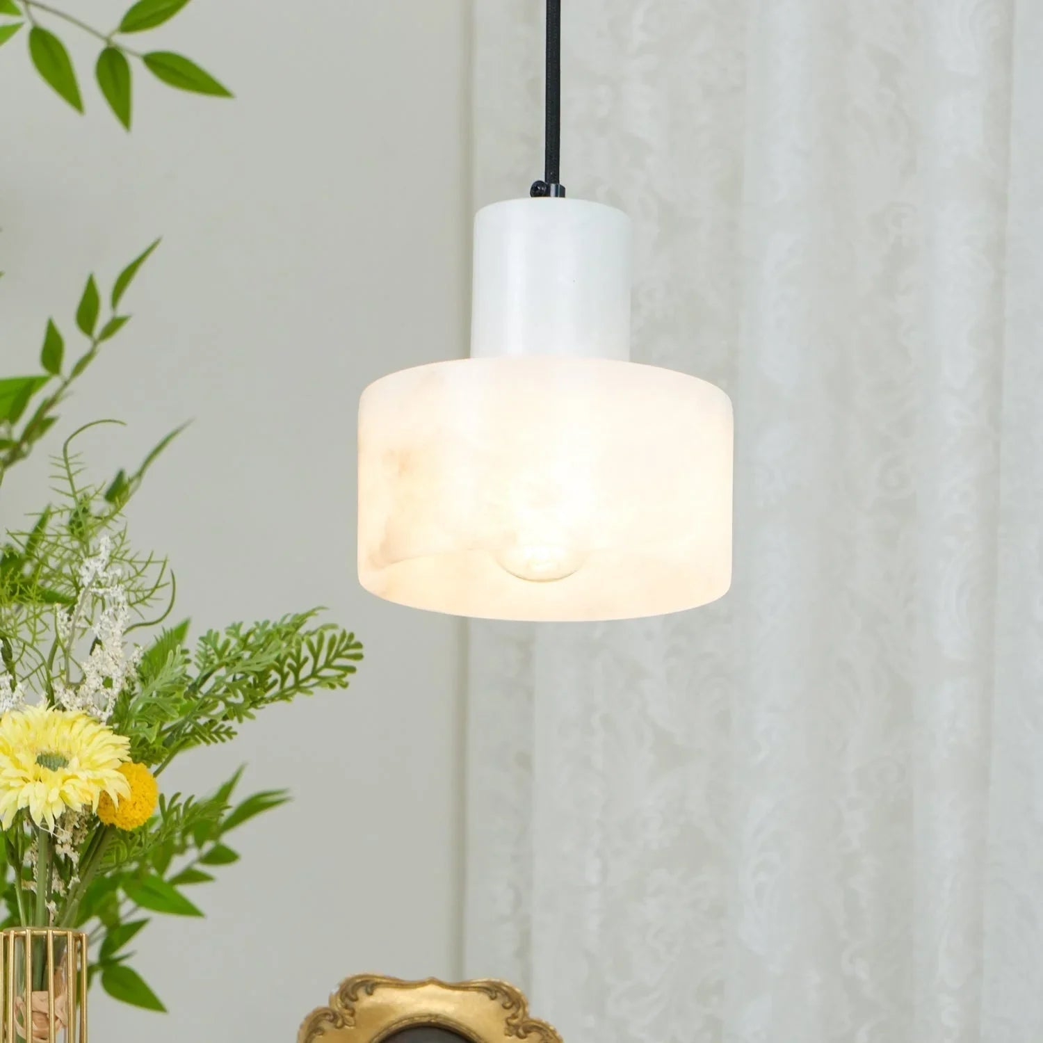 Závěsná lampa z alabastrového mramoru s LED osvětlením, moderní minimalistický design v bílé 1