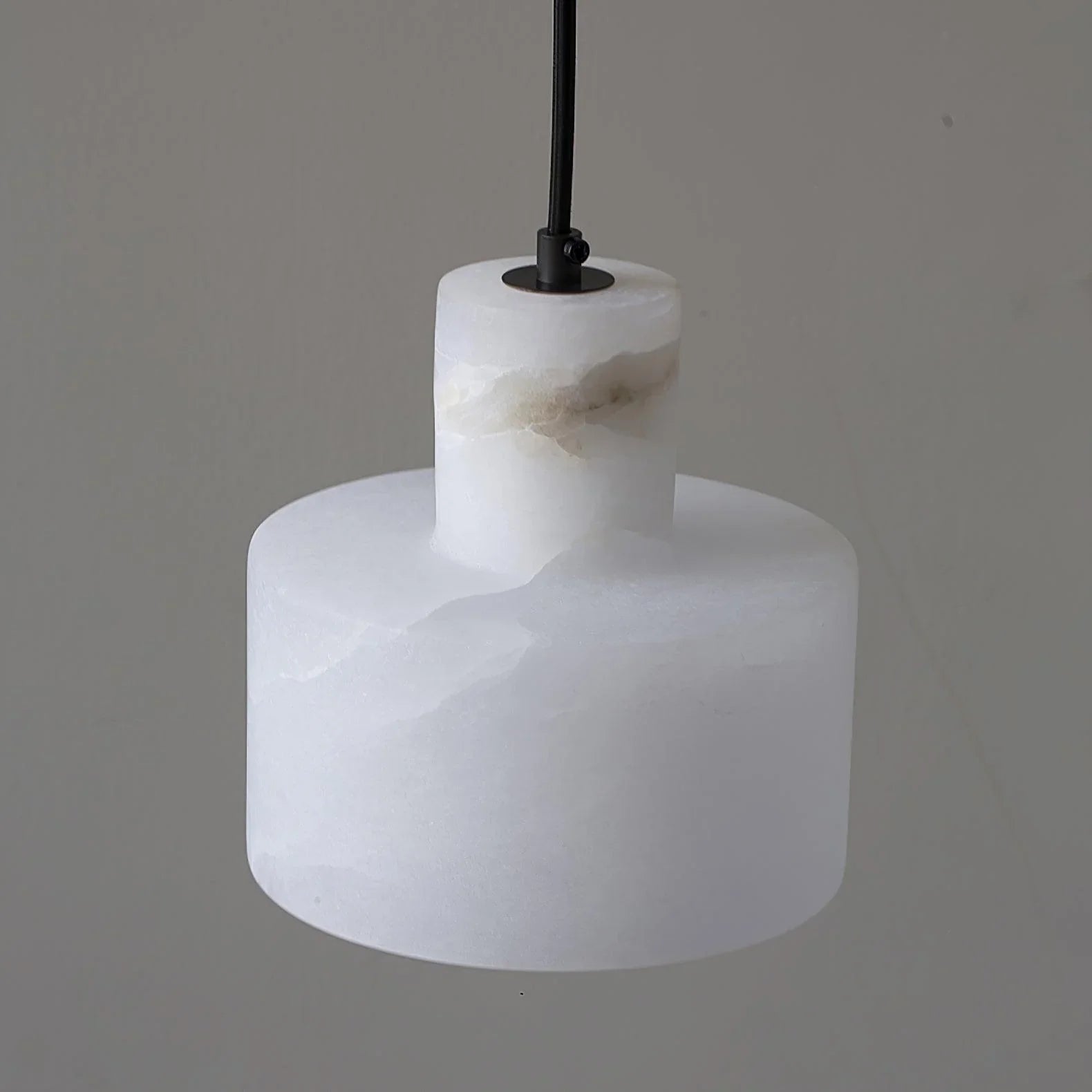 Závěsná lampa z alabastrového mramoru s LED osvětlením, moderní minimalistický design v bílé 4