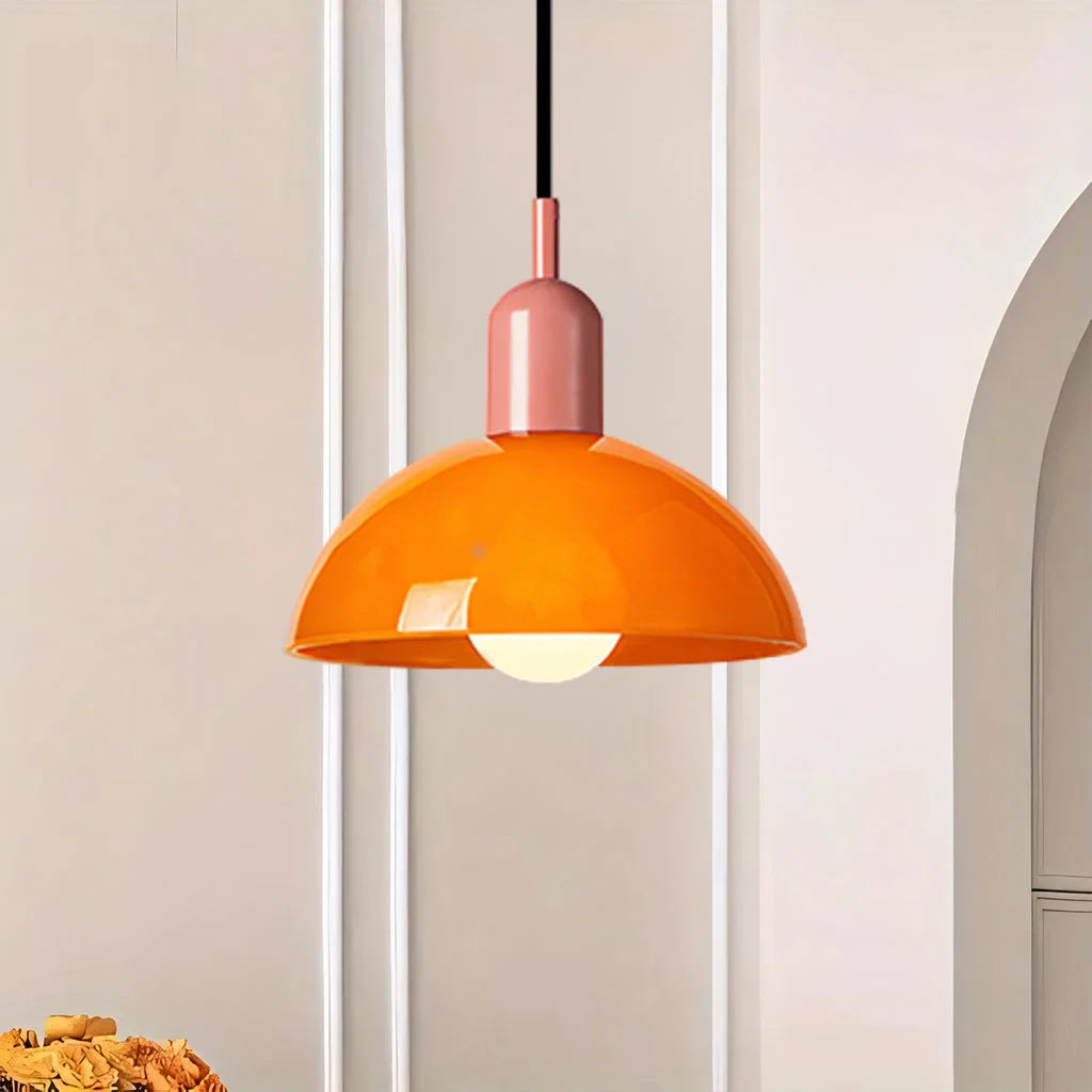 Závěsné světlo s kopulovitým stínidlem v retro černém kovovém designu, ideální pro 0