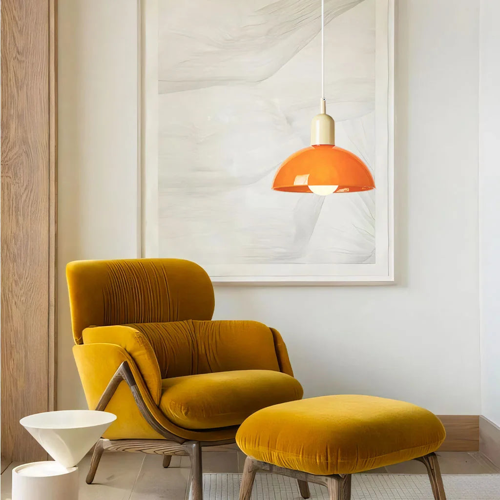 Závěsné světlo s kopulovitým stínidlem v retro černém kovovém designu, ideální pro 1