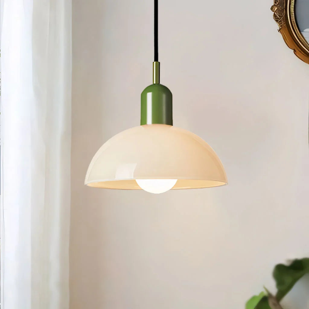 Závěsné světlo s kopulovitým stínidlem v retro černém kovovém designu, ideální pro 10