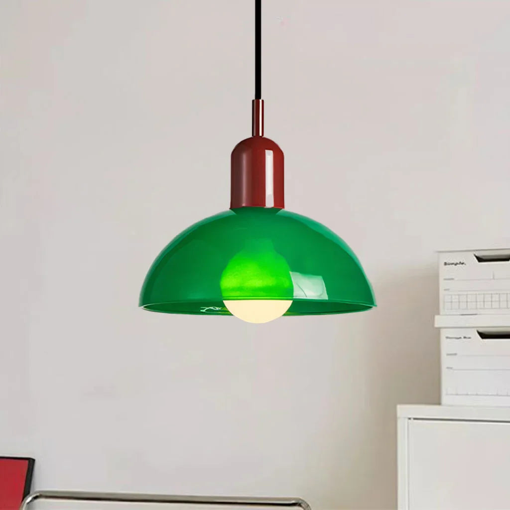 Závěsné světlo s kopulovitým stínidlem v retro černém kovovém designu, ideální pro 11