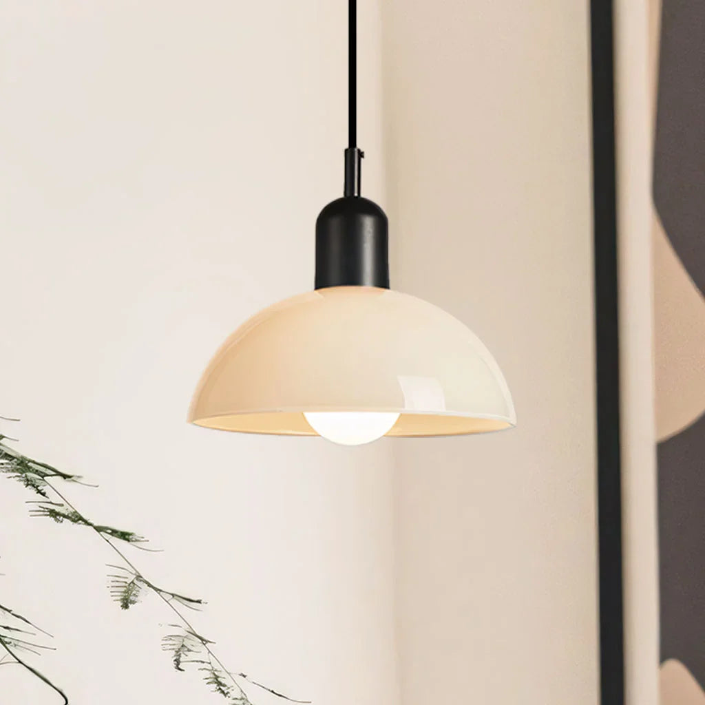 Závěsné světlo s kopulovitým stínidlem v retro černém kovovém designu, ideální pro 12