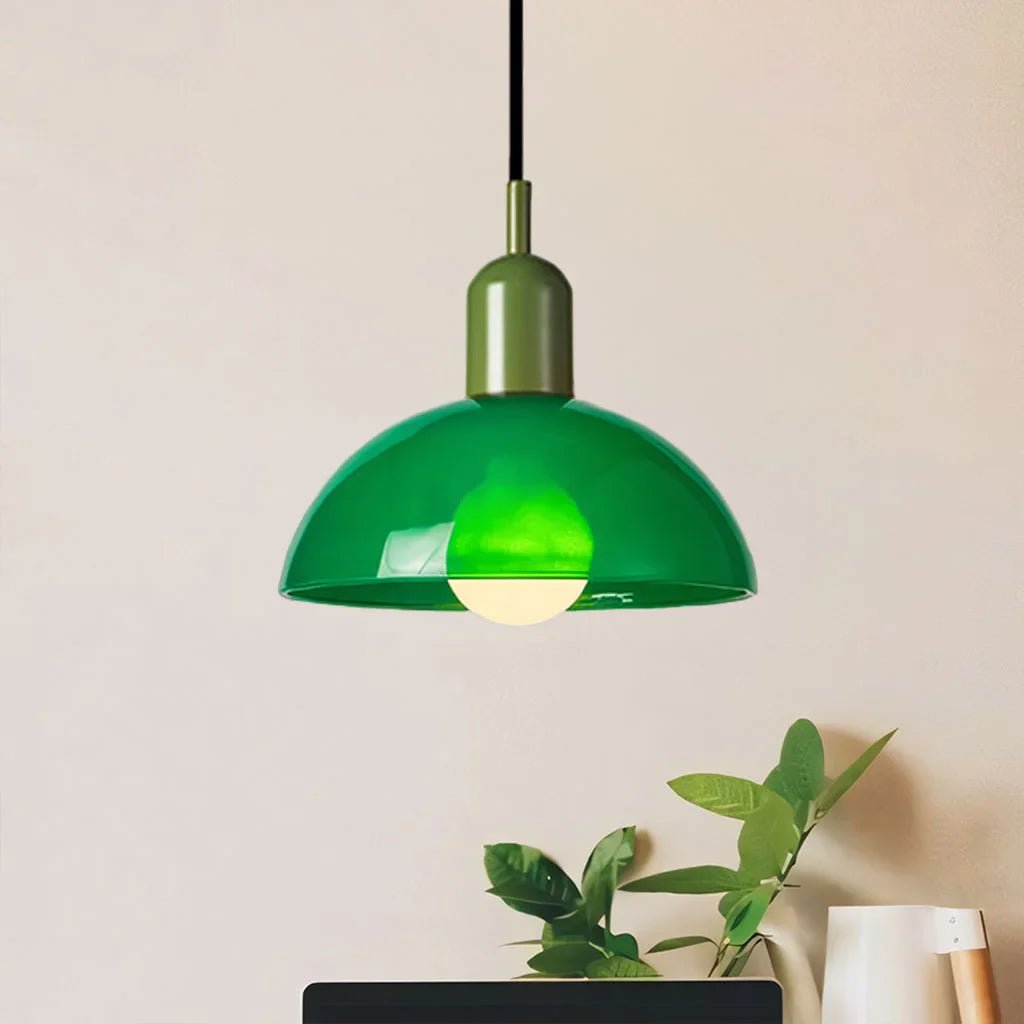 Závěsné světlo s kopulovitým stínidlem v retro černém kovovém designu, ideální pro 13
