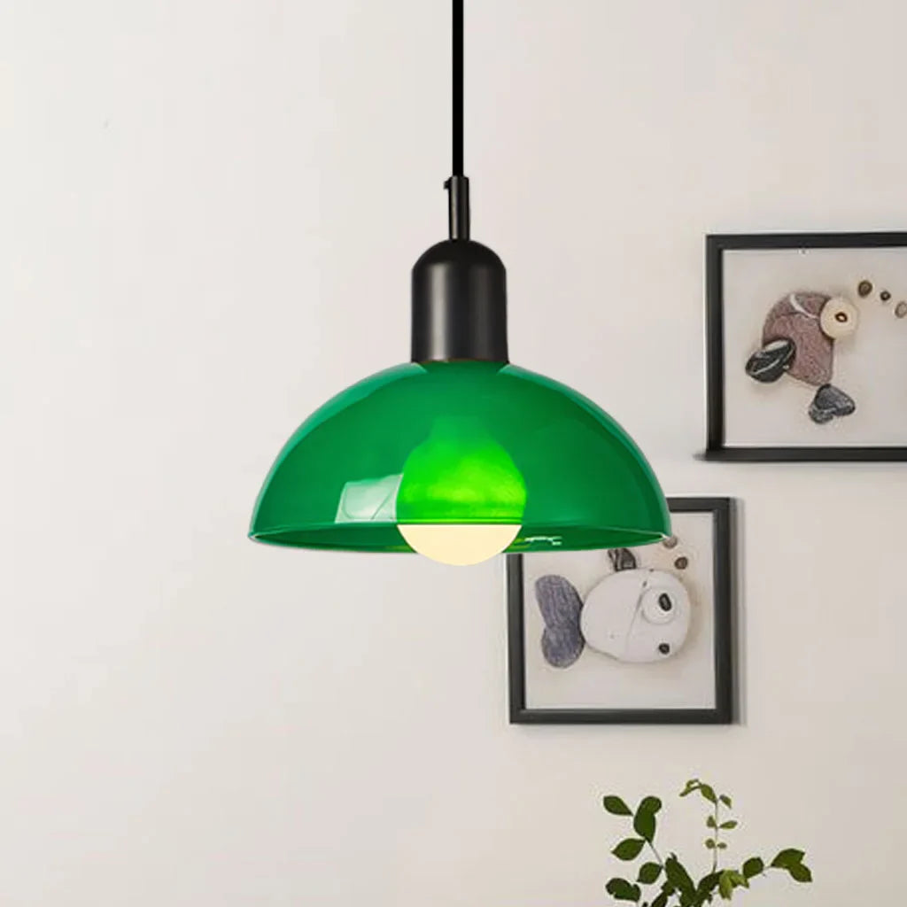 Závěsné světlo s kopulovitým stínidlem v retro černém kovovém designu, ideální pro 14