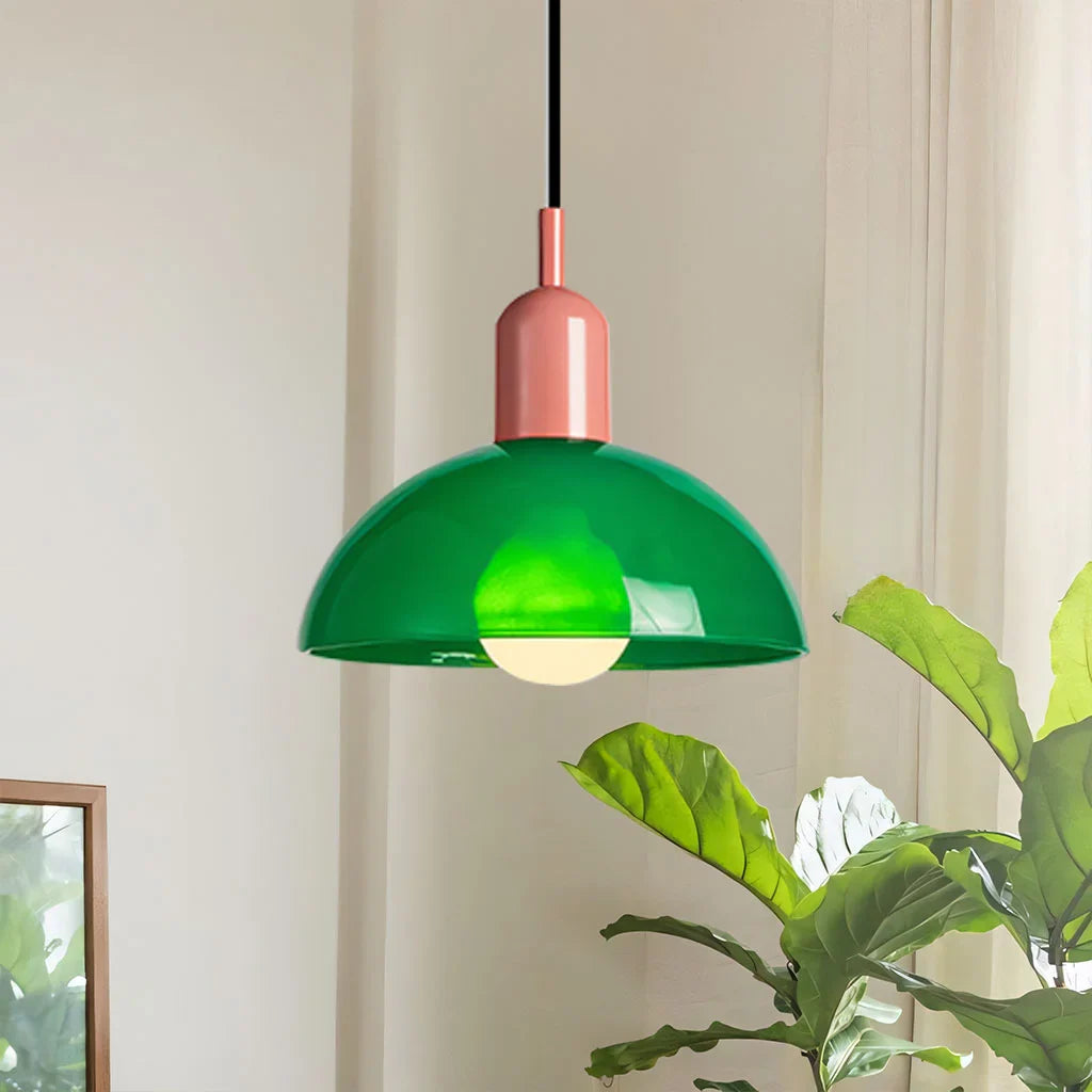 Závěsné světlo s kopulovitým stínidlem v retro černém kovovém designu, ideální pro 15