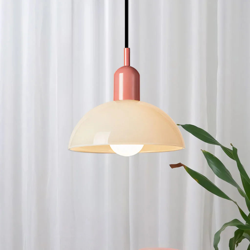 Závěsné světlo s kopulovitým stínidlem v retro černém kovovém designu, ideální pro 16