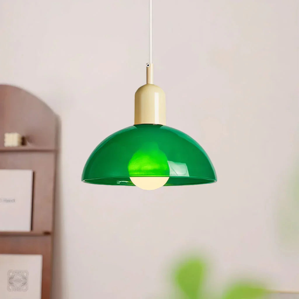 Závěsné světlo s kopulovitým stínidlem v retro černém kovovém designu, ideální pro 17