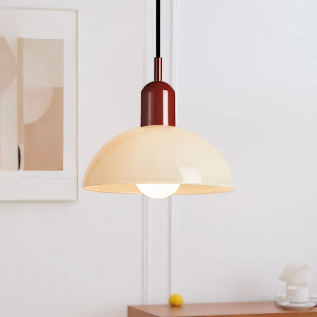 Závěsné světlo s kopulovitým stínidlem v retro černém kovovém designu, ideální pro 18