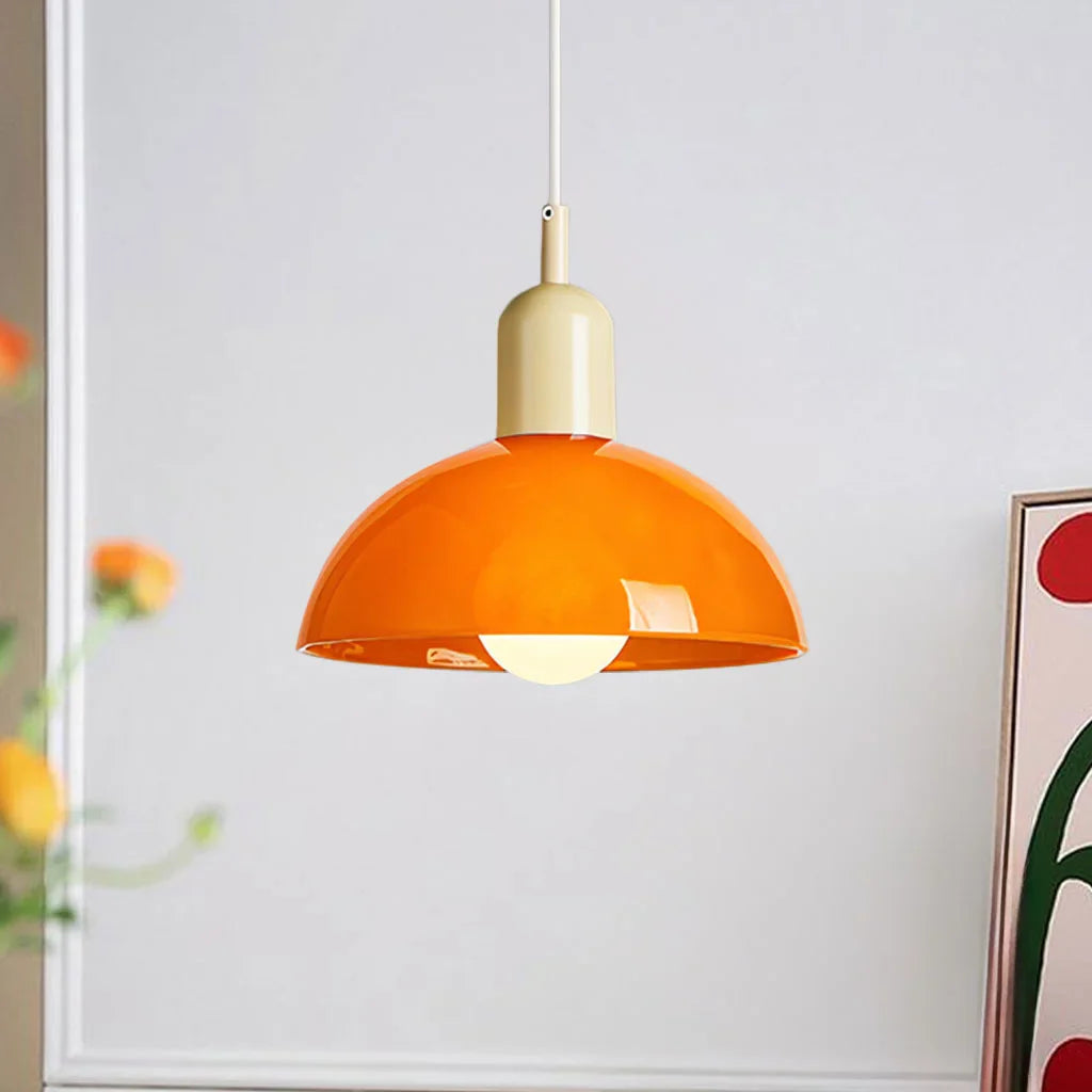 Závěsné světlo s kopulovitým stínidlem v retro černém kovovém designu, ideální pro 2