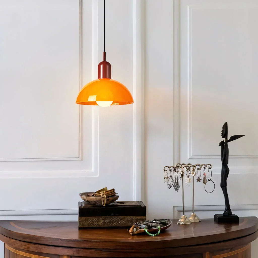Závěsné světlo s kopulovitým stínidlem v retro černém kovovém designu, ideální pro 3