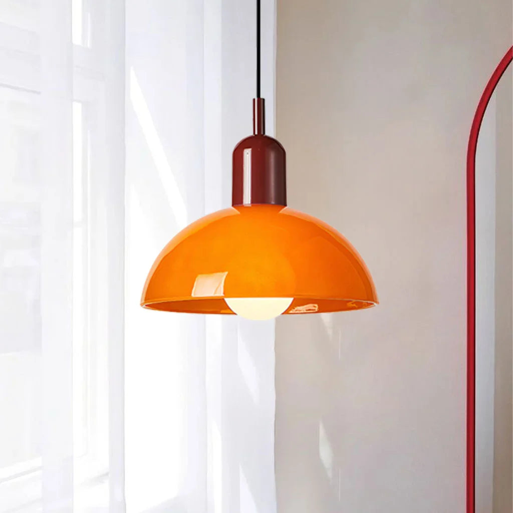 Závěsné světlo s kopulovitým stínidlem v retro černém kovovém designu, ideální pro 4