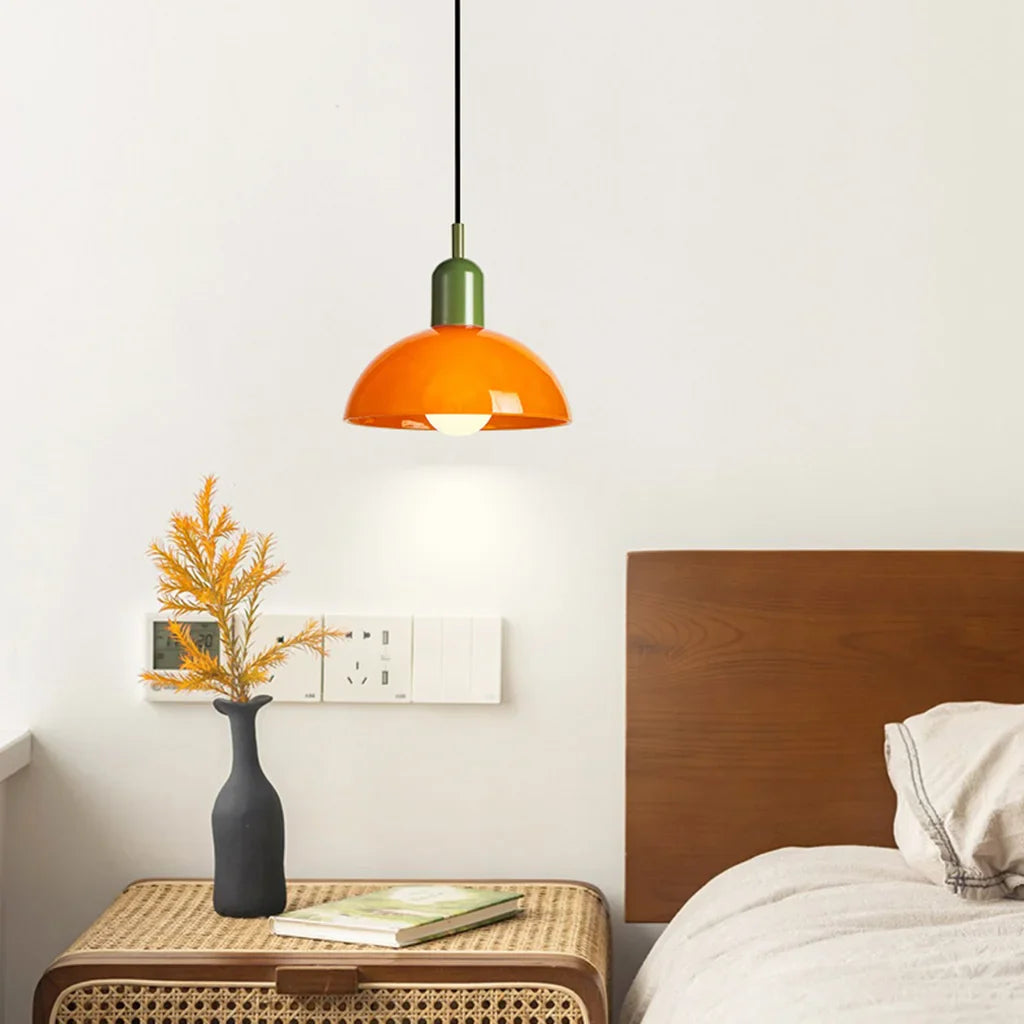 Závěsné světlo s kopulovitým stínidlem v retro černém kovovém designu, ideální pro 5