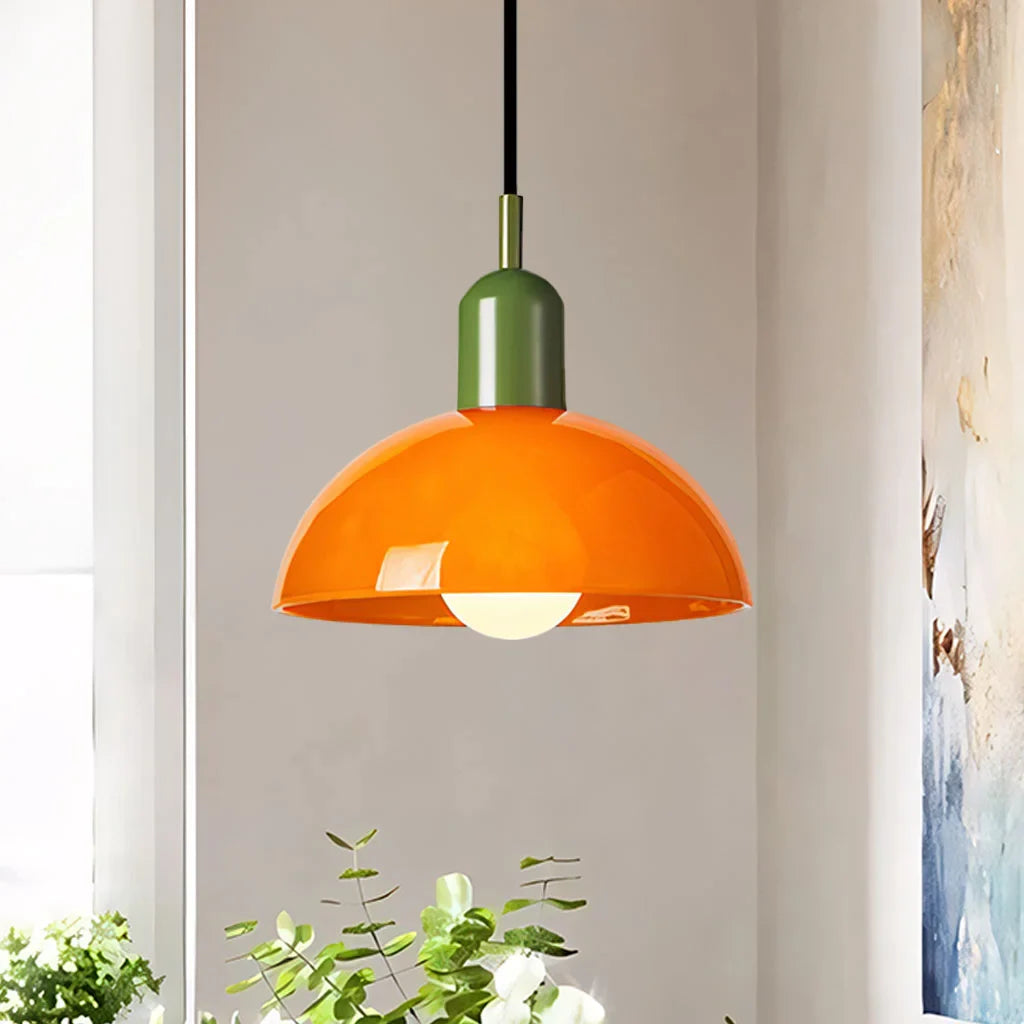 Závěsné světlo s kopulovitým stínidlem v retro černém kovovém designu, ideální pro 6