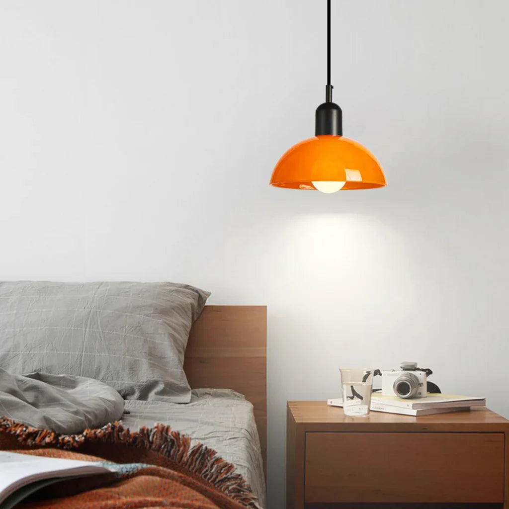 Závěsné světlo s kopulovitým stínidlem v retro černém kovovém designu, ideální pro 7