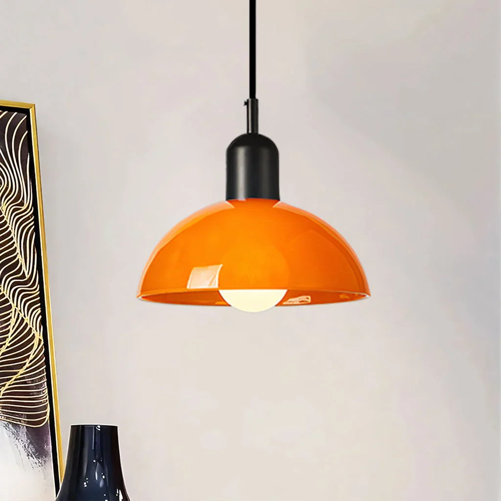 Závěsné světlo s kopulovitým stínidlem v retro černém kovovém designu, ideální pro 8