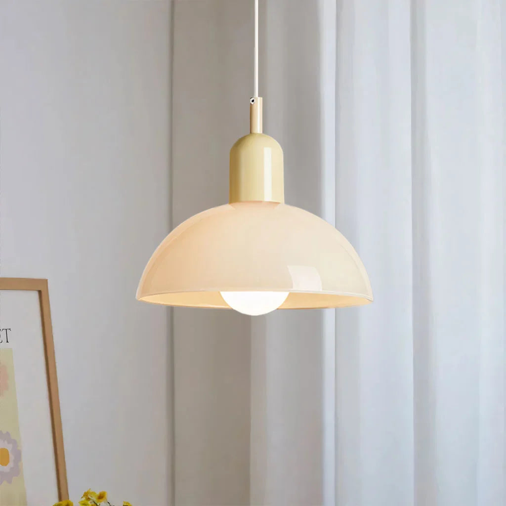 Závěsné světlo s kopulovitým stínidlem v retro černém kovovém designu, ideální pro 9