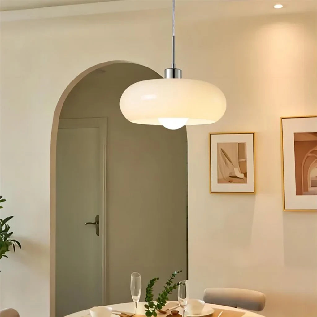 Závěsné svítidlo skleněné s minimalistickým designem v Bauhaus stylu, ideální pro moderní 0