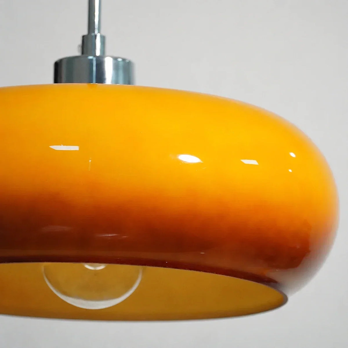 Závěsné svítidlo skleněné s minimalistickým designem v Bauhaus stylu, ideální pro moderní 3