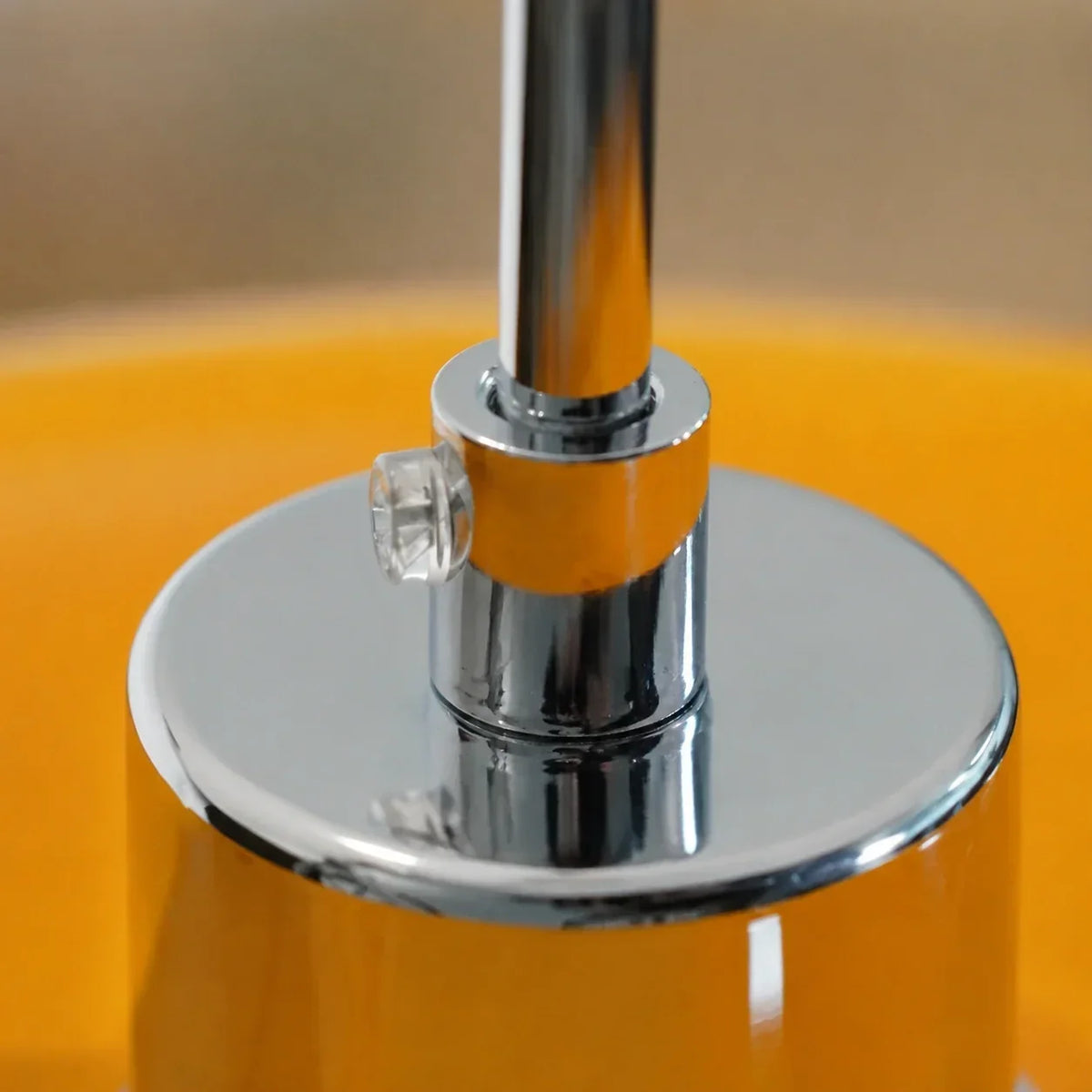 Závěsné svítidlo skleněné s minimalistickým designem v Bauhaus stylu, ideální pro moderní 4